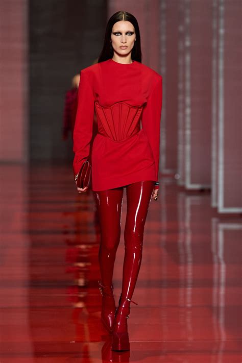 abito color cioccolato versace passerella|Versace: ecco la collezione autunno inverno 2022 2023 .